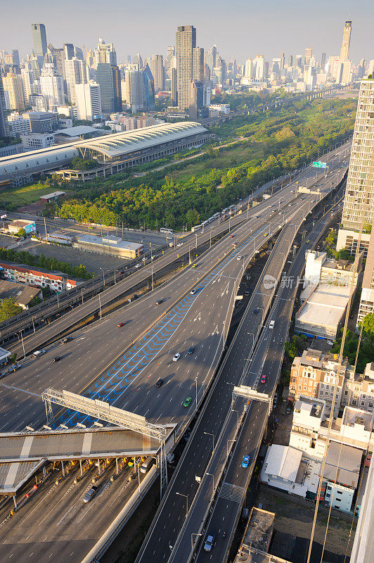 在泰国曼谷的日出高峰期，高速公路中央商务区rama 9 Asoke路的高角度视图